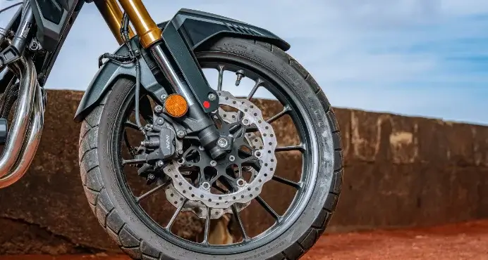 Détails roue avant de la Honda CB500F