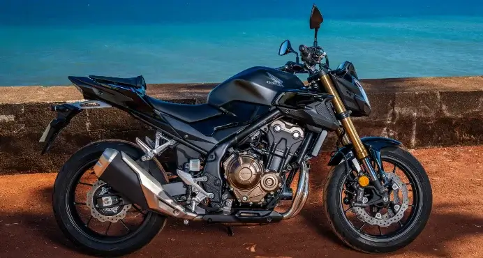 Moto Honda CB500X au Barachois