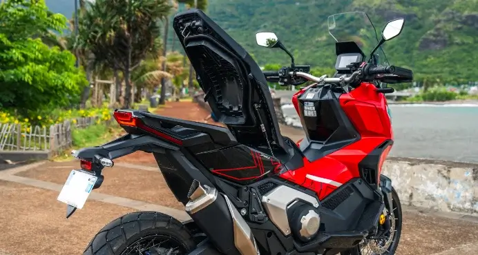 Ouverture espace de rangement du Scooter Honda X-ADV 750