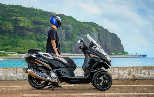 Louez le scooter Peugeot S400 à La Réunion