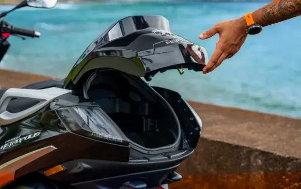 Louez le scooter Peugeot S400 à La Réunion