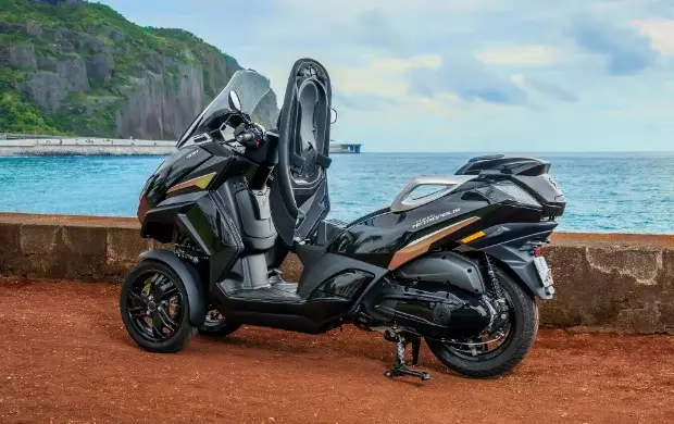 Louez le scooter Peugeot S400 à La Réunion